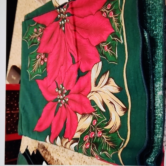 Poinsettia Table cloth and napkins (12) - Picture 5 of 7